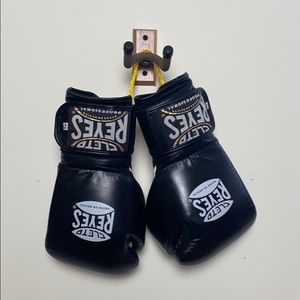 12oz CLETO REYES boxing gloves. Velcro closure